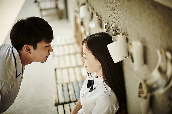 포토 JPG 주간 학생 커플 응시 여자 남자 교복 의자 데이트 서기 미소 앉기 상반신 20대 성인 야외 두명 옆모습 아웃포커스 눈감음 한국인 폴라로이드사진 가랜드 국내포토 자연요소 시선 옷 뷰포인트 가구 관계 모션 촬영기법 표정 사람 동양인 청년 파티용품 폴라로이드 파일형식