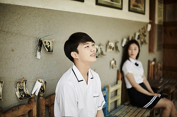 포토 JPG 주간 학생 커플 응시 여자 남자 교복 의자 데이트 미소 앉기 상반신 20대 성인 야외 두명 옆모습 아웃포커스 한국인 폴라로이드사진 국내포토 자연요소 시선 옷 뷰포인트 가구 관계 모션 촬영기법 표정 사람 동양인 청년 폴라로이드 파일형식