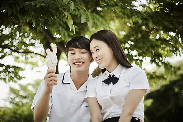 포토 JPG 주간 나무 학생 커플 공원 여자 남자 교복 데이트 미소 들기 앉기 상반신 20대 성인 야외 두명 앞모습 아웃포커스 한국인 선풍기 손풍기 국내포토 자연요소 식물 옷 공공시설 뷰포인트 관계 모션 촬영기법 표정 사람 동양인 청년 가전제품 휴대용 파일형식 인종 오브젝트 시설