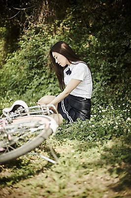 포토 JPG 주간 학생 응시 공원 여자 교복 한명 앉기 잔디 상반신 20대 성인 야외 옆모습 아웃포커스 자전거 한국인 넘어짐 성인여자한명만 국내포토 자연요소 식물 1 시선 옷 공공시설 뷰포인트 모션 촬영기법 사람 동양인 청년 바이크 여자한명만 성인여자만 파일형식