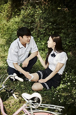 포토 JPG 주간 학생 커플 응시 공원 여자 남자 교복 데이트 앉기 잔디 상반신 20대 성인 야외 두명 앞모습 옆모습 아웃포커스 자전거 한국인 넘어짐 국내포토 자연요소 식물 시선 옷 공공시설 뷰포인트 관계 모션 촬영기법 사람 동양인 청년 바이크 파일형식