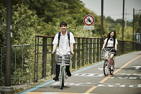 포토 JPG 주간 전신 나무 학생 커플 공원 여자 남자 교복 도로 데이트 미소 앉기 20대 성인 야외 두명 앞모습 아웃포커스 자전거 한국인 국내포토 자연요소 식물 옷 공공시설 길 뷰포인트 관계 교통시설 모션 촬영기법 표정 사람 동양인 청년 바이크 파일형식
