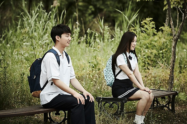 포토 JPG 주간 나무 학생 커플 응시 공원 여자 남자 교복 의자 데이트 미소 앉기 상반신 20대 성인 야외 두명 옆모습 아웃포커스 한국인 국내포토 자연요소 식물 시선 옷 공공시설 뷰포인트 가구 관계 모션 촬영기법 표정 사람 동양인 청년 파일형식