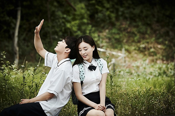 포토 JPG 주간 학생 커플 공원 여자 남자 교복 데이트 미소 앉기 상반신 20대 성인 야외 두명 앞모습 옆모습 아웃포커스 기댐 한국인 국내포토 자연요소 옷 공공시설 뷰포인트 관계 모션 촬영기법 표정 사람 동양인 청년 파일형식