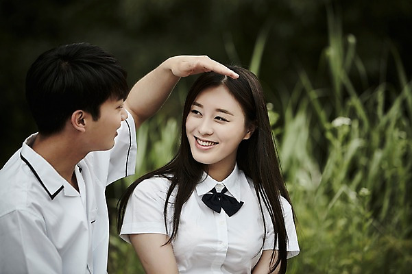 포토 JPG 주간 학생 커플 응시 공원 여자 남자 교복 데이트 미소 앉기 상반신 20대 성인 야외 두명 앞모습 옆모습 아웃포커스 한국인 국내포토 자연요소 시선 옷 공공시설 뷰포인트 관계 모션 촬영기법 표정 사람 동양인 청년 파일형식