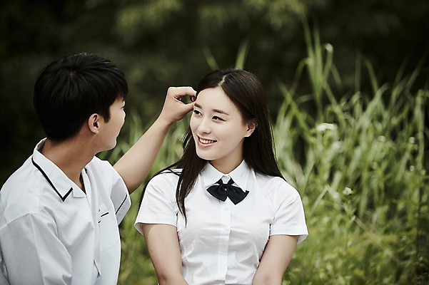 포토 JPG 주간 학생 커플 응시 공원 여자 남자 교복 데이트 미소 앉기 상반신 20대 성인 야외 두명 앞모습 옆모습 아웃포커스 한국인 국내포토 자연요소 시선 옷 공공시설 뷰포인트 관계 모션 촬영기법 표정 사람 동양인 청년 파일형식