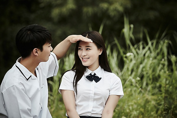 포토 JPG 주간 학생 커플 응시 공원 여자 남자 교복 데이트 미소 앉기 상반신 20대 성인 야외 두명 앞모습 옆모습 아웃포커스 한국인 국내포토 자연요소 시선 옷 공공시설 뷰포인트 관계 모션 촬영기법 표정 사람 동양인 청년 파일형식