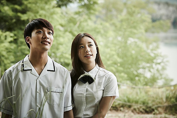 포토 JPG 주간 나무 학생 커플 응시 공원 여자 남자 교복 데이트 서기 미소 상반신 20대 성인 야외 두명 앞모습 아웃포커스 한국인 국내포토 자연요소 식물 시선 옷 공공시설 뷰포인트 관계 모션 촬영기법 표정 사람 동양인 청년 파일형식