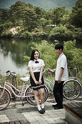 포토 JPG 주간 전신 나무 학생 커플 응시 공원 여자 남자 교복 호수 데이트 서기 미소 20대 성인 야외 두명 앞모습 옆모습 아웃포커스 자전거 기댐 한국인 국내포토 자연요소 식물 시선 옷 공공시설 뷰포인트 관계 모션 촬영기법 표정 사람 동양인 청년 바이크 파일형식