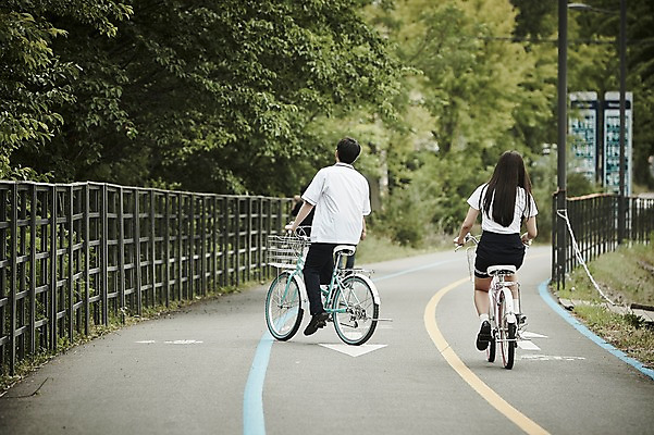 포토 JPG 주간 전신 나무 학생 커플 공원 여자 남자 교복 도로 데이트 앉기 20대 성인 야외 두명 뒷모습 아웃포커스 자전거 한국인 국내포토 자연요소 식물 옷 공공시설 길 뷰포인트 관계 교통시설 모션 촬영기법 사람 동양인 청년 바이크 파일형식