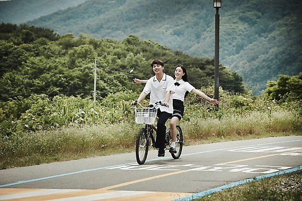 포토 JPG 주간 전신 나무 학생 커플 공원 여자 남자 교복 도로 데이트 산 미소 앉기 20대 성인 야외 두명 앞모습 아웃포커스 자전거 한국인 국내포토 자연요소 식물 옷 공공시설 길 뷰포인트 관계 교통시설 모션 촬영기법 표정 사람 동양인 청년 바이크 파일형식