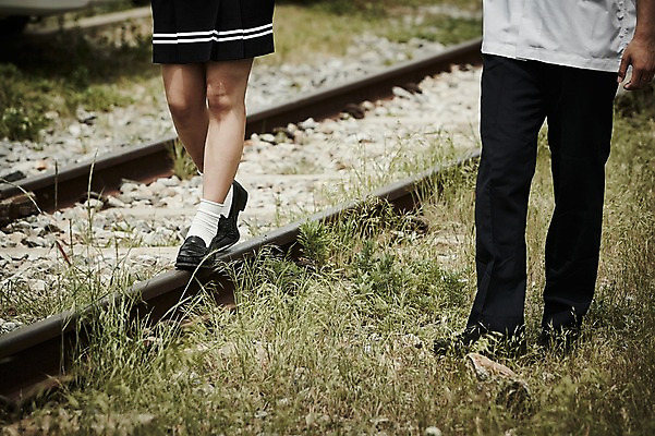 포토 JPG 주간 학생 커플 여자 남자 교복 데이트 서기 잔디 20대 성인 야외 두명 앞모습 신체부위 기찻길 한국인 하반신 다리 국내포토 자연요소 식물 옷 뷰포인트 관계 모션 사람 동양인 청년 파일형식 인종
