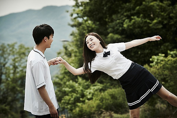 포토 JPG 주간 나무 학생 커플 응시 공원 여자 남자 교복 데이트 서기 미소 상반신 20대 성인 야외 두명 앞모습 옆모습 아웃포커스 손잡기 한국인 국내포토 자연요소 식물 시선 옷 공공시설 뷰포인트 관계 모션 촬영기법 표정 사람 동양인 청년 파일형식 인종 시설