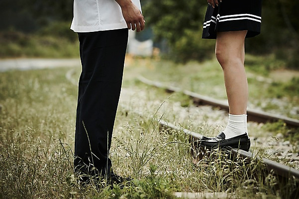 포토 JPG 주간 학생 커플 여자 남자 교복 데이트 서기 잔디 20대 성인 야외 두명 옆모습 아웃포커스 신체부위 기찻길 한국인 하반신 다리 국내포토 자연요소 식물 옷 뷰포인트 관계 모션 촬영기법 사람 동양인 청년 파일형식 인종