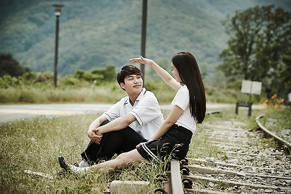 포토 JPG 주간 전신 나무 학생 커플 응시 여자 남자 교복 데이트 산 미소 앉기 잔디 20대 성인 야외 두명 옆모습 아웃포커스 기찻길 한국인 국내포토 자연요소 식물 시선 옷 뷰포인트 관계 모션 촬영기법 표정 사람 동양인 청년 파일형식 인종