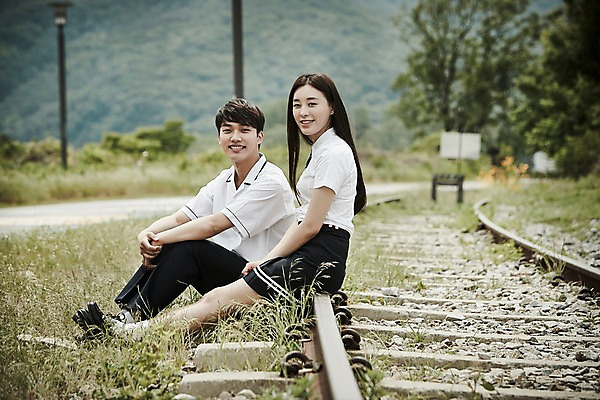 포토 JPG 주간 전신 나무 학생 커플 여자 남자 교복 데이트 미소 앉기 잔디 20대 성인 야외 두명 옆모습 아웃포커스 기찻길 한국인 국내포토 자연요소 식물 옷 뷰포인트 관계 모션 촬영기법 표정 사람 동양인 청년 파일형식