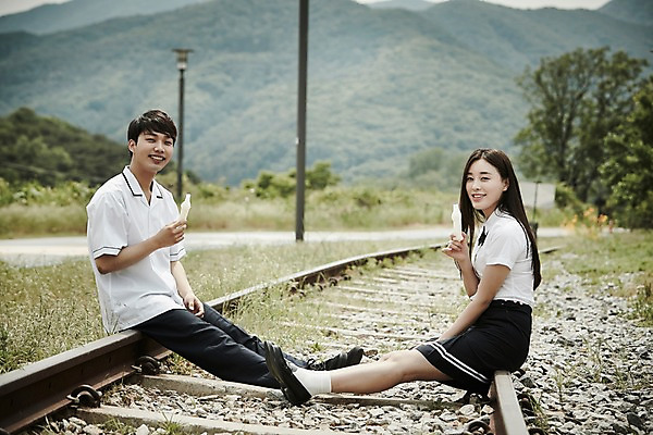 포토 JPG 주간 전신 학생 커플 여자 남자 교복 데이트 아이스크림 미소 들기 앉기 잔디 20대 성인 야외 두명 옆모습 아웃포커스 기찻길 한국인 먹기 국내포토 자연요소 식물 옷 뷰포인트 관계 모션 디저트 촬영기법 표정 사람 동양인 청년 파일형식