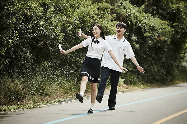 포토 JPG 주간 전신 나무 학생 커플 여자 남자 교복 데이트 아이스크림 서기 미소 들기 20대 성인 야외 두명 앞모습 아웃포커스 한국인 국내포토 자연요소 식물 옷 뷰포인트 관계 모션 디저트 촬영기법 표정 사람 동양인 청년 파일형식