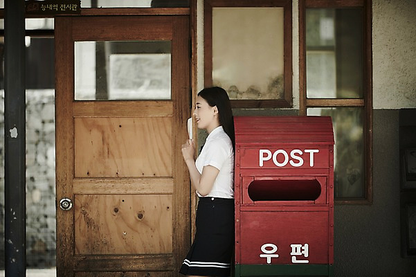 포토 JPG 주간 학생 응시 여자 교복 한명 서기 미소 들기 상반신 20대 성인 야외 옆모습 기댐 한국인 우체통 편지 성인여자한명만 국내포토 자연요소 1 시선 옷 뷰포인트 모션 표정 사람 동양인 청년 여자한명만 성인여자만 파일형식