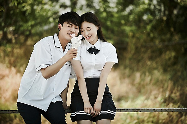 포토 JPG 주간 나무 학생 커플 공원 여자 남자 교복 데이트 난간 미소 들기 앉기 상반신 20대 성인 야외 두명 앞모습 아웃포커스 한국인 손풍기 국내포토 자연요소 식물 옷 공공시설 뷰포인트 관계 모션 촬영기법 표정 사람 동양인 청년 선풍기 휴대용 파일형식