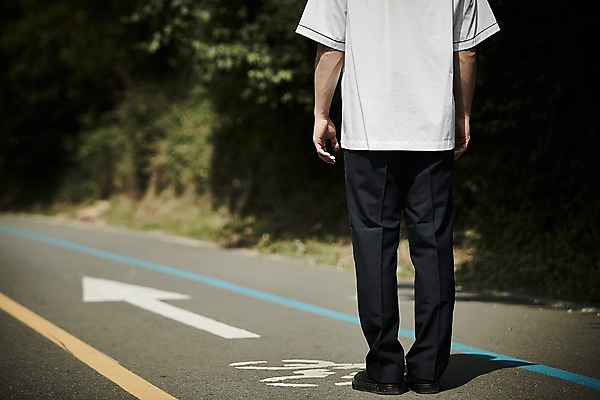 포토 JPG 주간 나무 학생 남자 교복 도로 한명 서기 20대 성인 야외 뒷모습 아웃포커스 신체부위 한국인 하반신 다리 성인남자한명만 국내포토 자연요소 식물 1 옷 길 뷰포인트 교통시설 모션 촬영기법 사람 동양인 청년 남자한명만 성인남자만 파일형식