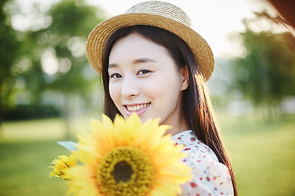 포토 JPG 주간 나무 공원 여자 해바라기 한명 서기 들기 잔디 상반신 20대 성인 야외 옆모습 아웃포커스 한국인 성인여자한명만 국내포토 자연요소 식물 1 공공시설 꽃 뷰포인트 모션 촬영기법 사람 동양인 청년 여자한명만 성인여자만 파일형식