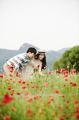 포토 JPG 주간 커플 응시 공원 여자 남자 꽃밭 데이트 서기 상반신 20대 성인 야외 두명 옆모습 아웃포커스 한국인 국내포토 자연요소 시선 공공시설 꽃 뷰포인트 관계 모션 촬영기법 사람 동양인 청년 파일형식