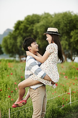 포토 JPG 주간 전신 나무 커플 응시 공원 여자 남자 꽃밭 데이트 안기 서기 상반신 20대 성인 야외 두명 옆모습 아웃포커스 한국인 국내포토 자연요소 식물 시선 공공시설 꽃 뷰포인트 관계 모션 촬영기법 사람 동양인 청년 파일형식 인종 시설