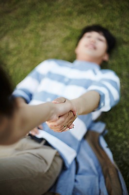 포토 JPG 주간 커플 공원 여자 남자 데이트 잔디 상반신 20대 성인 야외 두명 앞모습 아웃포커스 신체부위 눕기 손잡기 한국인 팔 국내포토 자연요소 식물 공공시설 뷰포인트 관계 모션 촬영기법 사람 동양인 청년 파일형식