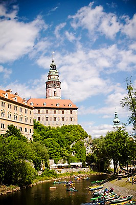 포토 JPG 주간 나무 구름 해외풍경 해외 유럽 고건축 유럽풍경 하늘 풍경 여러명 야외 건물 강 여행객 카누 체코 동유럽 체스키크룸루프 국내포토 자연요소 식물 건축물 나라 다수 사람 수상스포츠 파일형식