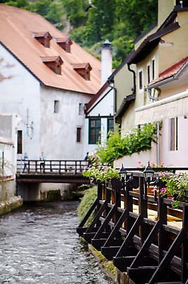 포토 JPG 주간 해외풍경 해외 꽃 유럽 잎 유럽풍경 풍경 사람없음 야외 건물 울타리 강 체코 동유럽 체스키크룸루프 국내포토 자연요소 식물 건축물 나라 담장 파일형식