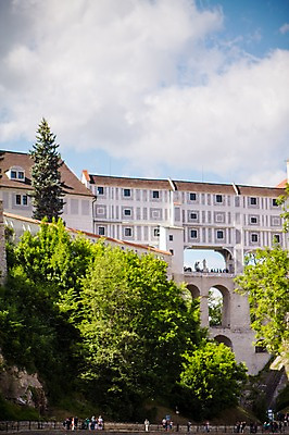 포토 JPG 주간 나무 구름 해외풍경 해외 유럽 유럽풍경 하늘 풍경 여러명 야외 건물 여행객 체코 동유럽 체스키크룸루프 국내포토 자연요소 식물 건축물 나라 다수 사람 파일형식