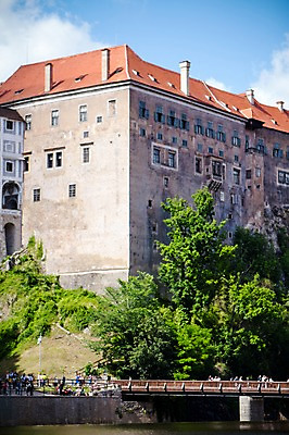 포토 JPG 주간 나무 해외풍경 해외 유럽 유럽풍경 하늘 풍경 여러명 야외 건물 강 여행객 체코 동유럽 체스키크룸루프 가교 국내포토 자연요소 식물 건축물 나라 다수 사람 파일형식