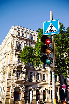 포토 JPG 주간 나무 해외풍경 해외 유럽 유럽풍경 풍경 사람없음 야외 건물 표지판 신호등 체코 프라하 동유럽 국내포토 자연요소 식물 건축물 나라 알림판 파일형식
