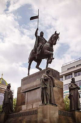포토 JPG 주간 해외풍경 해외 유럽 유럽풍경 풍경 사람없음 야외 건물 동상 체코 프라하 동유럽 국내포토 자연요소 건축물 나라 조형물 기념물 파일형식