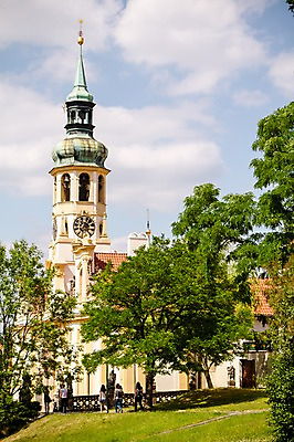 포토 JPG 주간 나무 구름 해외풍경 해외 유럽 유럽풍경 하늘 풍경 여러명 야외 건물 성당 여행객 체코 프라하 동유럽 국내포토 자연요소 식물 건축물 나라 다수 종교건축 사람 파일형식