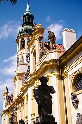 포토 JPG 주간 구름 해외풍경 해외 유럽 고건축 유럽풍경 하늘 풍경 사람없음 야외 건물 동상 체코 프라하 동유럽 국내포토 자연요소 건축물 나라 조형물 기념물 파일형식