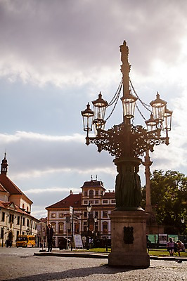 포토 JPG 주간 구름 해외풍경 해외 유럽 유럽풍경 하늘 풍경 여러명 야외 건물 동상 여행객 체코 프라하 동유럽 국내포토 자연요소 건축물 나라 다수 사람 조형물 기념물 파일형식