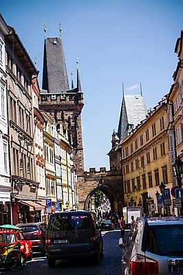 포토 JPG 주간 해외풍경 해외 유럽 도로 유럽풍경 자동차 하늘 풍경 여러명 야외 여행객 체코 프라하 동유럽 국내포토 자연요소 나라 길 육상교통 다수 교통시설 사람 파일형식