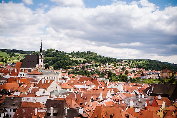 포토 JPG 주간 나무 구름 해외풍경 해외 유럽 유럽풍경 하늘 지붕 풍경 사람없음 야외 건물 체코 동유럽 체스키크룸루프 국내포토 자연요소 식물 건축물 나라 파일형식