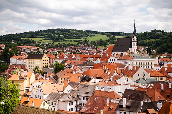 포토 JPG 주간 나무 구름 해외풍경 해외 유럽 유럽풍경 하늘 지붕 풍경 사람없음 야외 건물 체코 동유럽 체스키크룸루프 국내포토 자연요소 식물 건축물 나라 파일형식