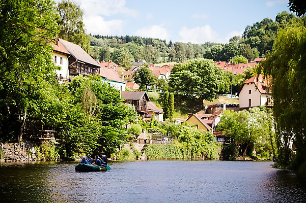 포토 JPG 주간 나무 해외풍경 해외 유럽 유럽풍경 풍경 여러명 야외 건물 강 보트 체코 동유럽 체스키크룸루프 국내포토 자연요소 식물 건축물 나라 다수 배_교통 사람 파일형식