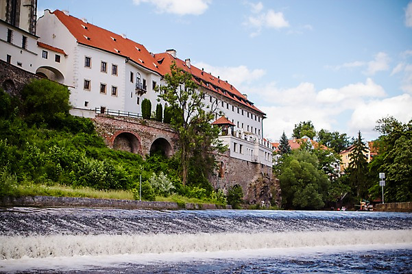 포토 JPG 주간 구름 해외풍경 해외 유럽 유럽풍경 하늘 풍경 사람없음 야외 건물 강 체코 동유럽 체스키크룸루프 국내포토 자연요소 건축물 나라 파일형식