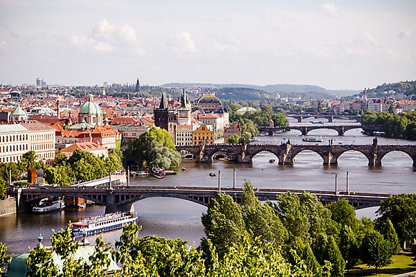 포토 JPG 주간 나무 해외풍경 해외 유럽 유럽풍경 풍경 사람없음 야외 건물 강 유람선 체코 프라하 동유럽 카를교 선박 국내포토 자연요소 식물 건축물 나라 수상교통 배_교통 다리_건축물 파일형식