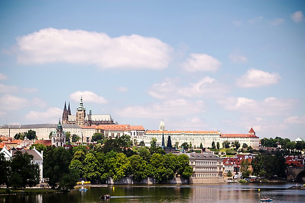 포토 JPG 주간 나무 구름 해외풍경 해외 유럽 유럽풍경 하늘 풍경 사람없음 야외 건물 강 체코 프라하 동유럽 프라하성 국내포토 자연요소 식물 건축물 나라 성 파일형식