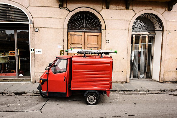 포토 JPG 주간 해외풍경 유럽 도로 유럽풍경 자동차 풍경 사람없음 야외 건물 빨간색 문 이탈리아 빈티지 국내포토 자연요소 해외 건축물 나라 길 육상교통 컬러 컨셉 교통시설 파일형식