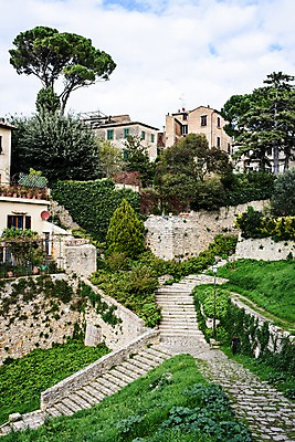 포토 JPG 주간 나무 구름 해외풍경 유럽 유럽풍경 하늘 풍경 초원 사람없음 야외 건물 계단 마을 이탈리아 시골 투스카니 국내포토 자연요소 식물 해외 건축물 나라 파일형식