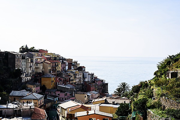 포토 JPG 주간 해외풍경 유럽 바다 유럽풍경 주택 풍경 사람없음 야외 건물 마을 이탈리아 지중해 언덕 해안도시 친퀘테레 국내포토 자연요소 해외 건축물 나라 도시 파일형식