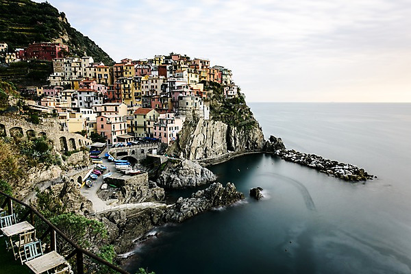 포토 JPG 주간 해외풍경 유럽 도로 바다 유럽풍경 주택 풍경 사람없음 야외 건물 마을 이탈리아 절벽 지중해 해안도시 친퀘테레 국내포토 자연요소 해외 건축물 나라 길 교통시설 도시 파일형식