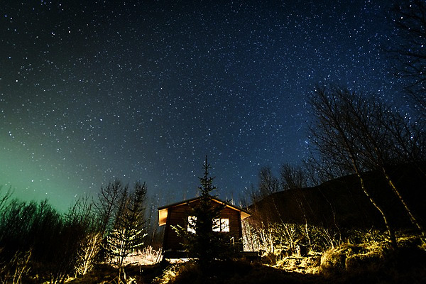 포토 JPG 나무 해외풍경 유럽 별 야경 유럽풍경 밤하늘 하늘 주택 아이슬란드 사람없음 야외 야간 산장 오로라 국내포토 자연요소 식물 해외 나라 자연현상 풍경 건물 파일형식 풍경_경치